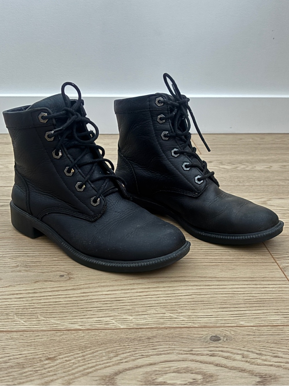 Women’s Kodiak Black Lace-Up Ankle Boots size 7